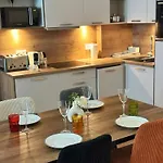 Charming 1-bedroom In Prestigious 16th Arrondissement Daire *